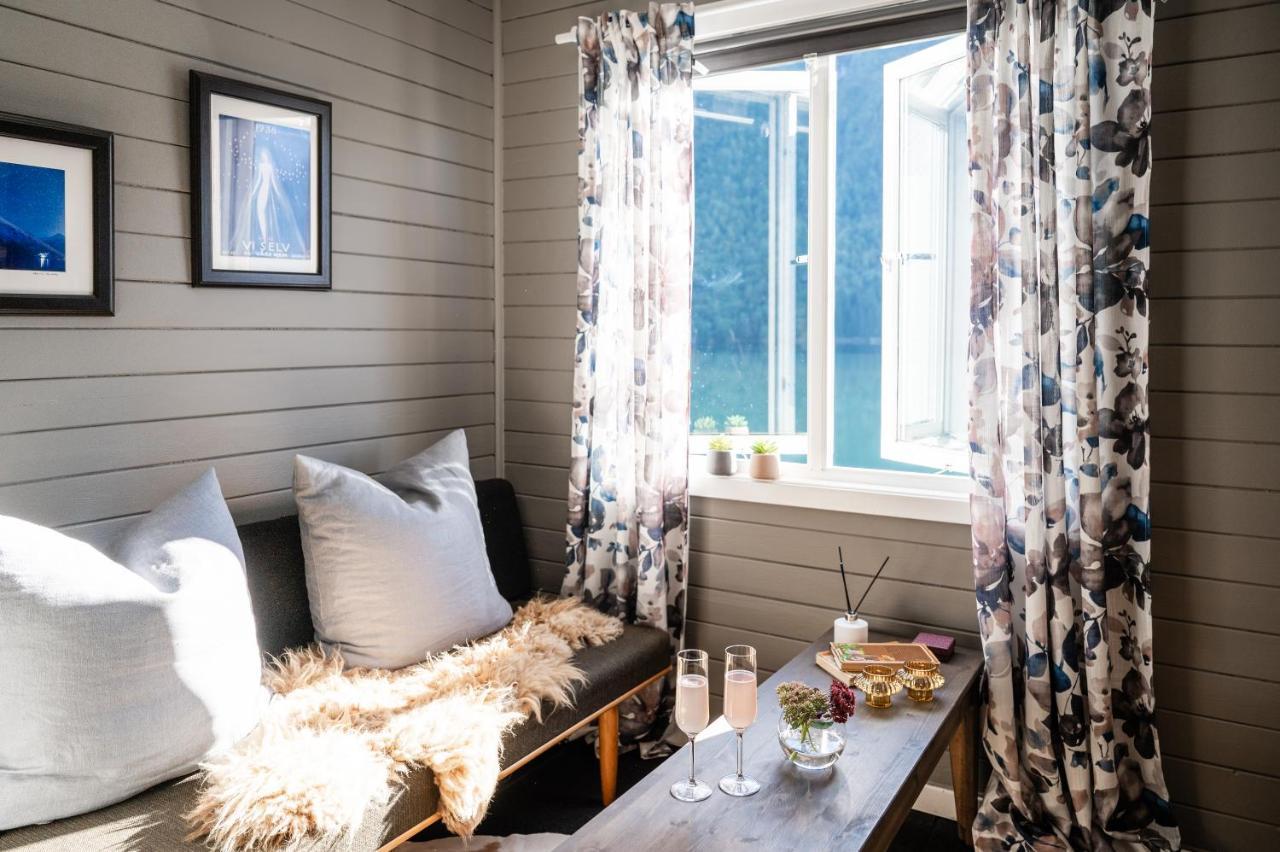 Fjaerland Fjordstove Hotell - Huseby Hotelldrift As Exterior photo